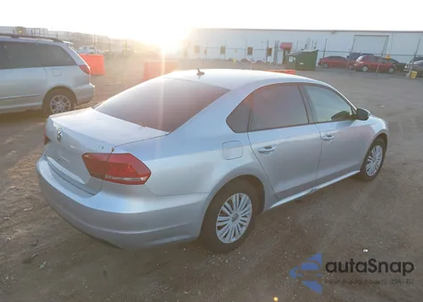 2015 Volkswagen Passat 1.8T S z USA, uszkodzony, nr VIN 1VWAS7A3XFC067595